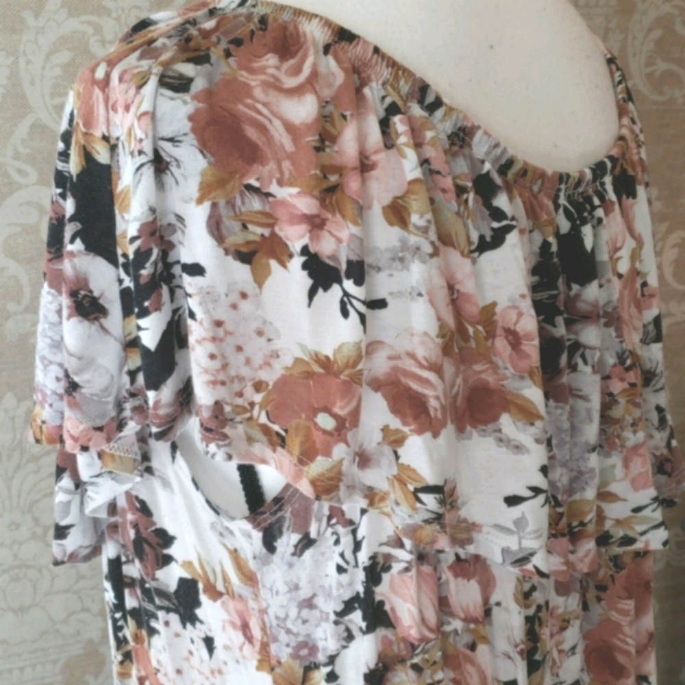 FREE KISSES RUFFLE TOP - Picture 3 of 5